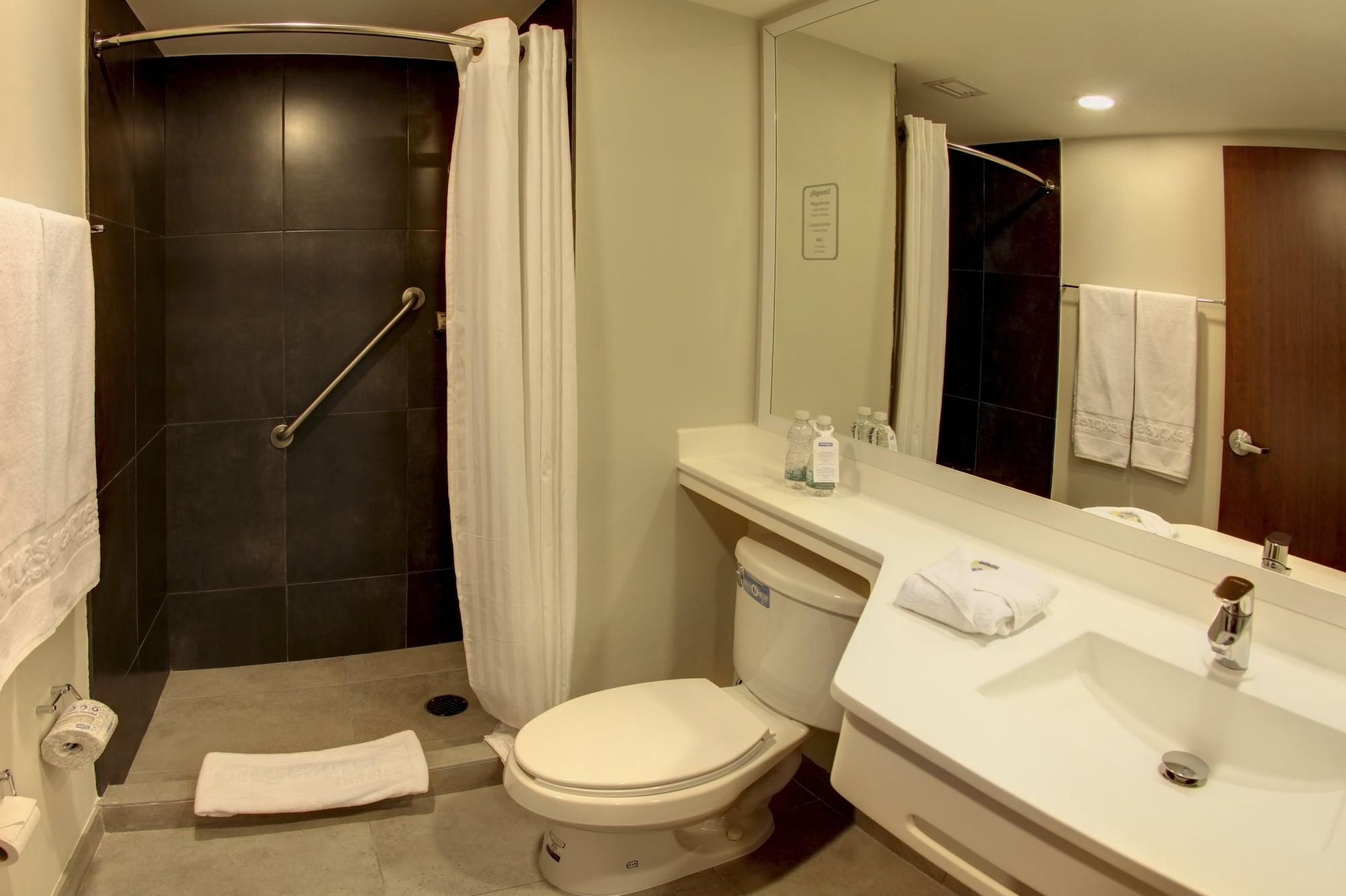 ซิตี้ เอ็กซ์เพรส พลัส เลออน เซนโตร เดอ กอนเบนซิโอเนส Hotel ภายนอก รูปภาพ