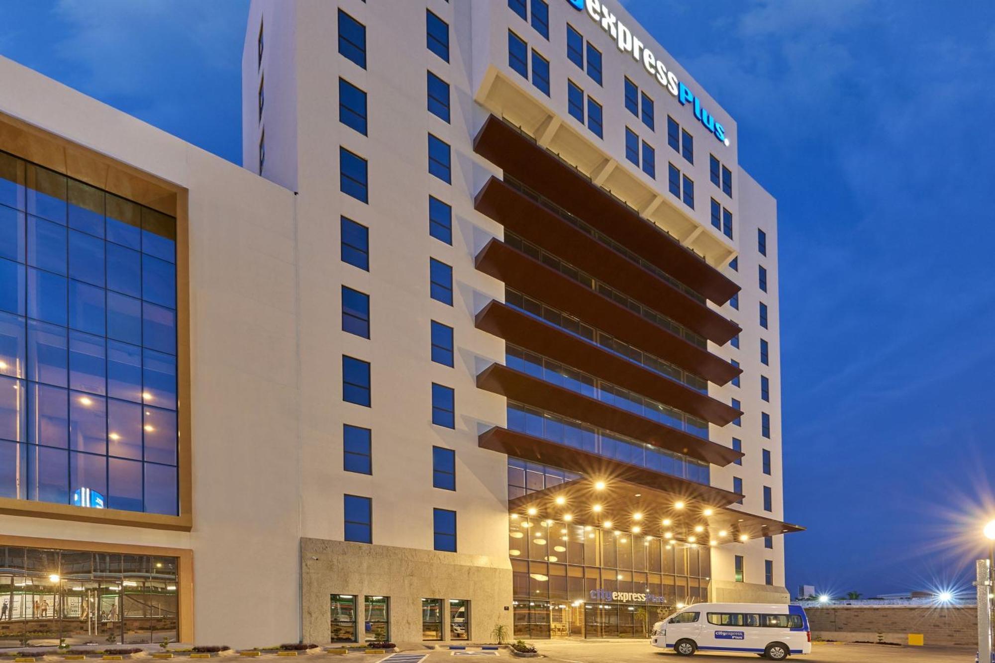 ซิตี้ เอ็กซ์เพรส พลัส เลออน เซนโตร เดอ กอนเบนซิโอเนส Hotel ภายนอก รูปภาพ
