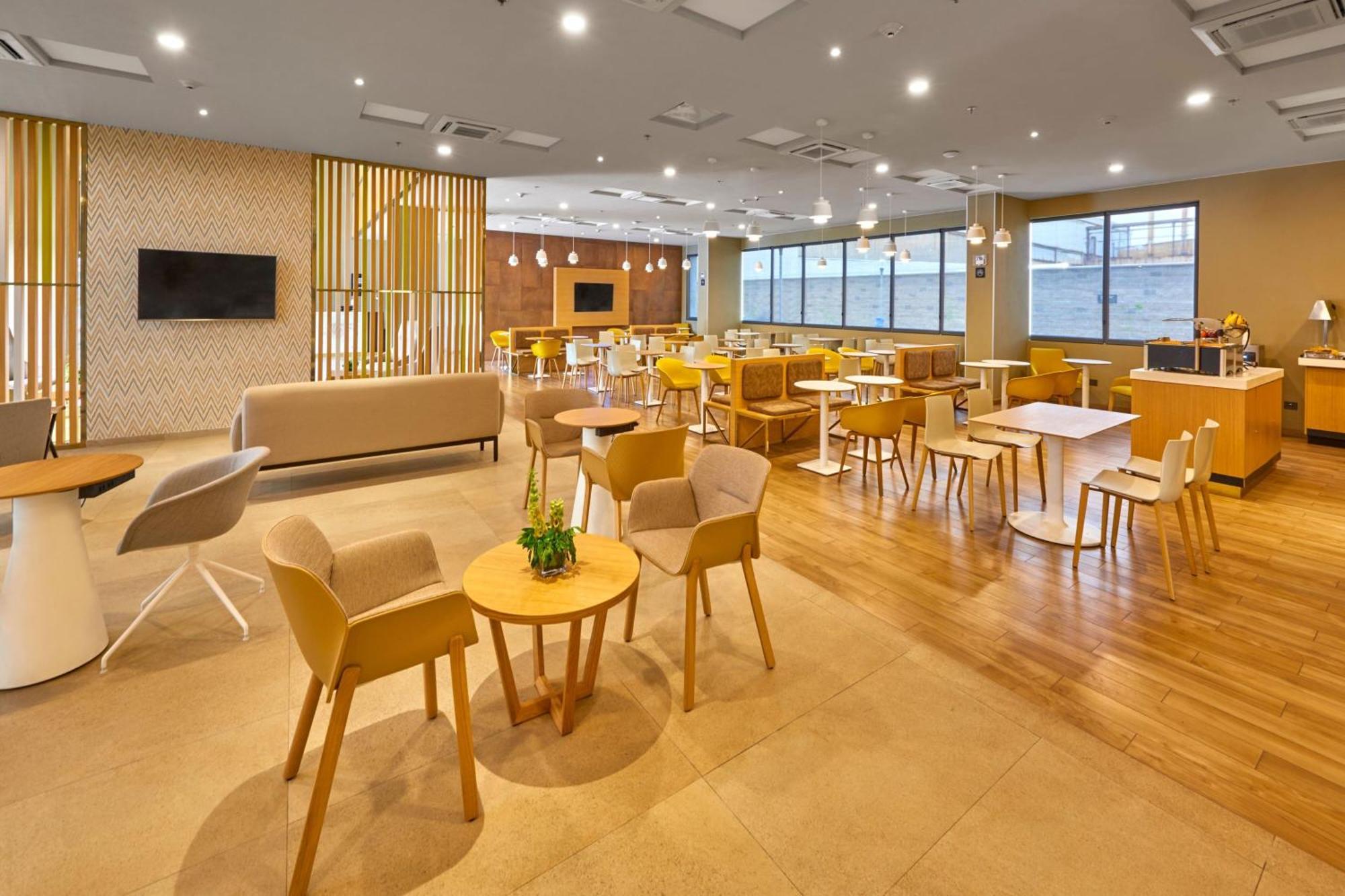 ซิตี้ เอ็กซ์เพรส พลัส เลออน เซนโตร เดอ กอนเบนซิโอเนส Hotel ภายนอก รูปภาพ