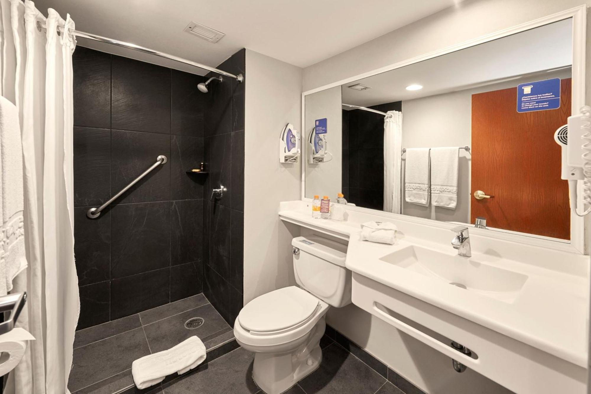 ซิตี้ เอ็กซ์เพรส พลัส เลออน เซนโตร เดอ กอนเบนซิโอเนส Hotel ภายนอก รูปภาพ