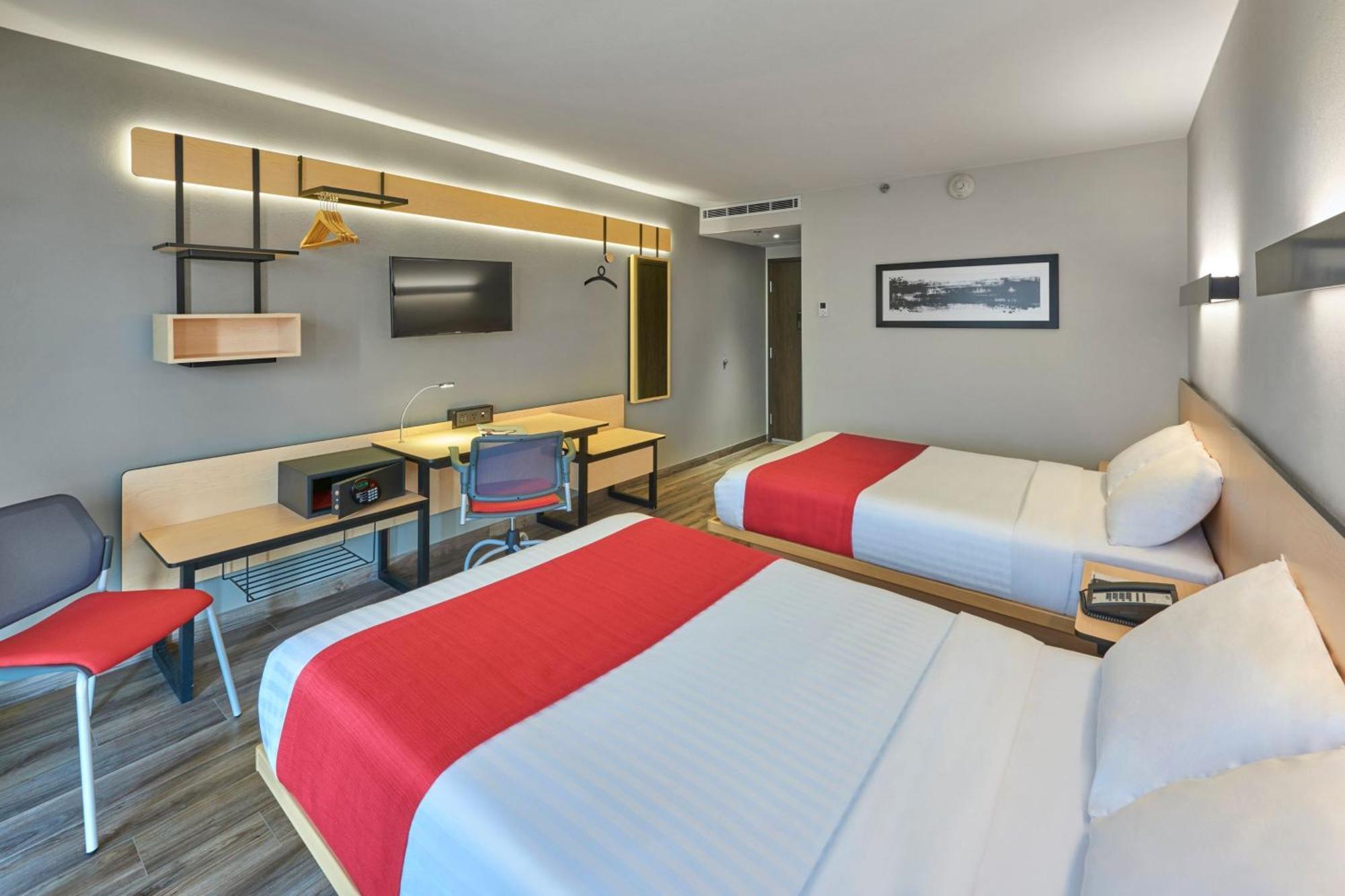 ซิตี้ เอ็กซ์เพรส พลัส เลออน เซนโตร เดอ กอนเบนซิโอเนส Hotel ภายนอก รูปภาพ