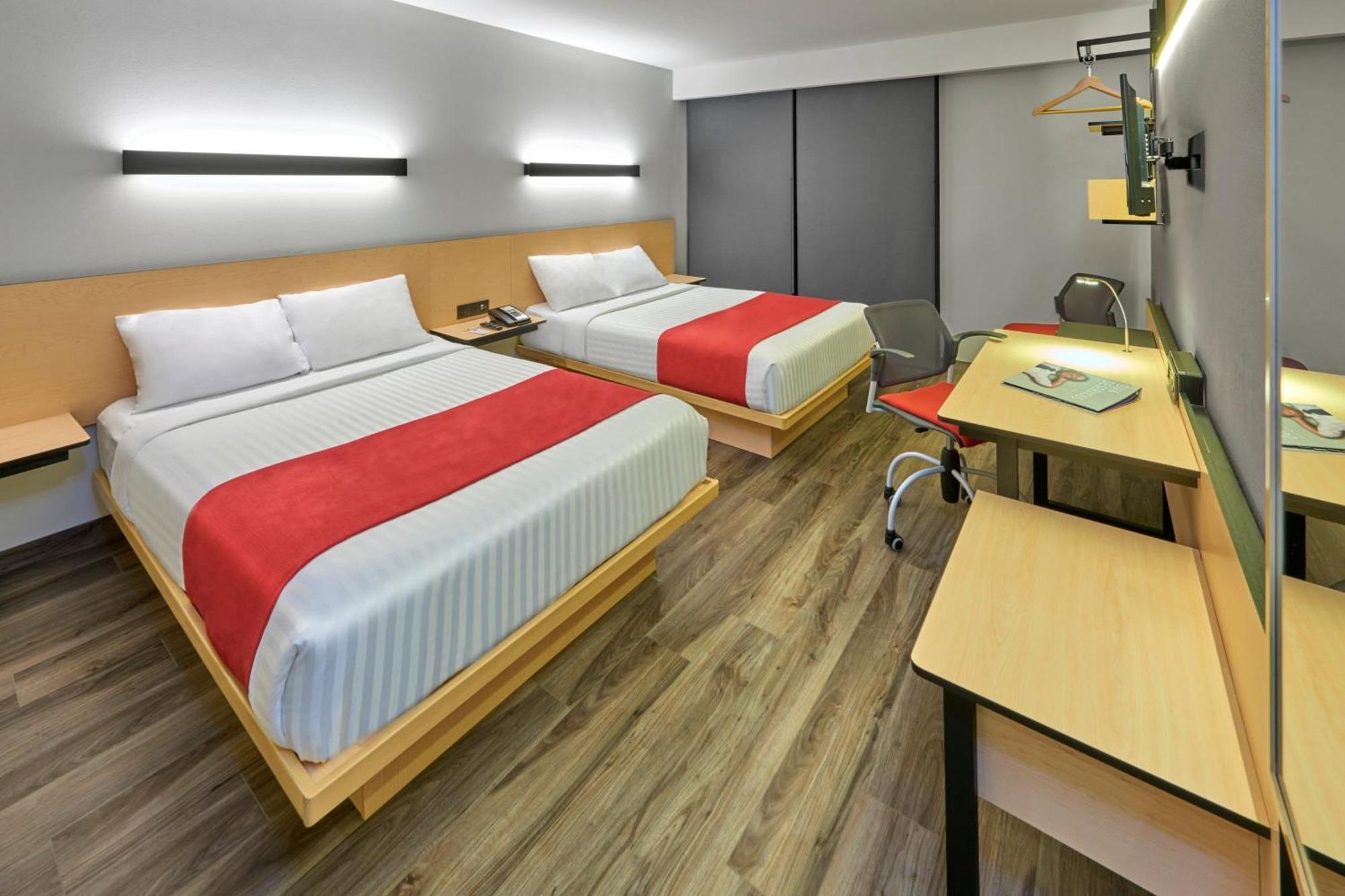 ซิตี้ เอ็กซ์เพรส พลัส เลออน เซนโตร เดอ กอนเบนซิโอเนส Hotel ภายนอก รูปภาพ