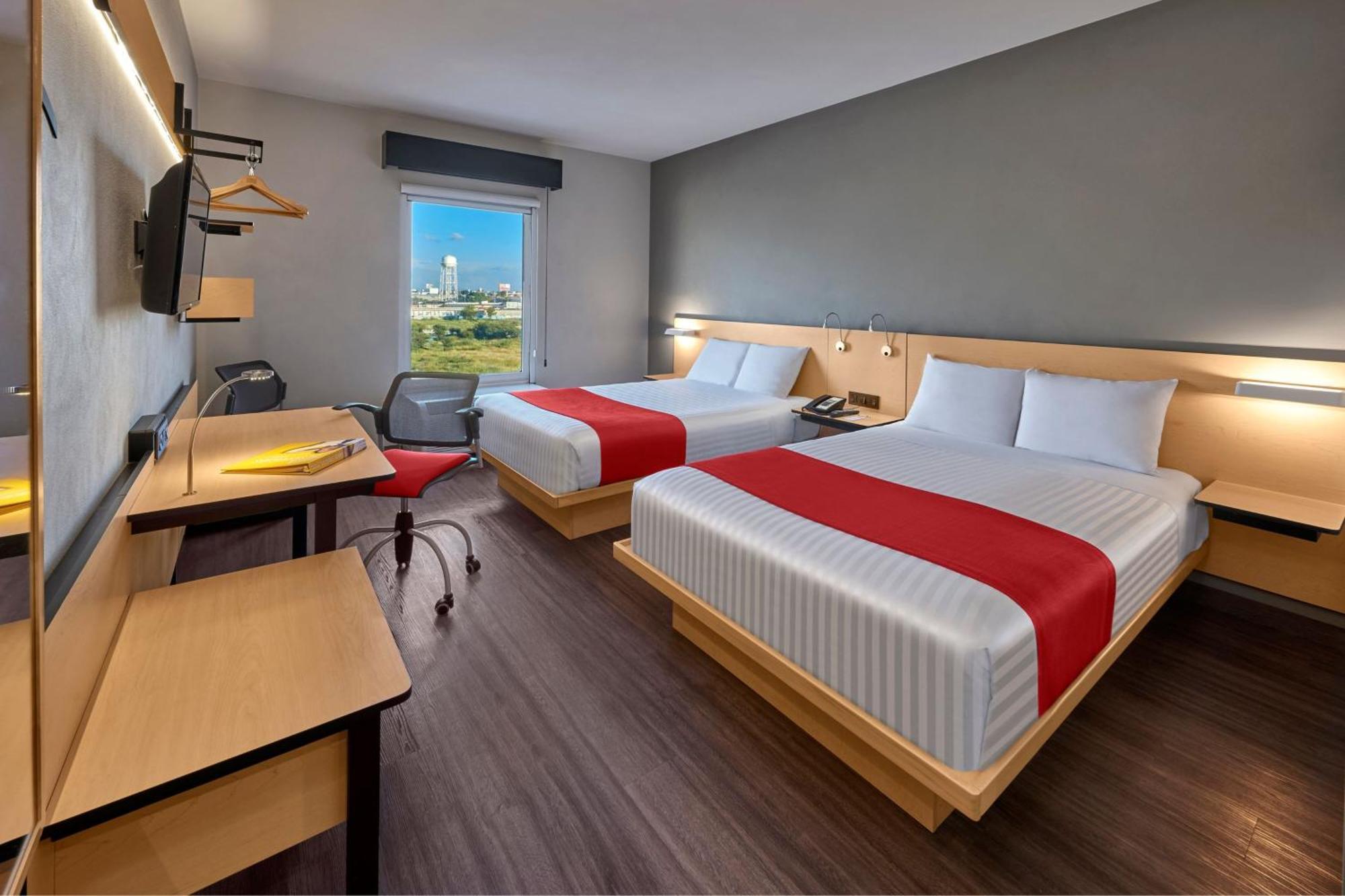 ซิตี้ เอ็กซ์เพรส พลัส เลออน เซนโตร เดอ กอนเบนซิโอเนส Hotel ภายนอก รูปภาพ