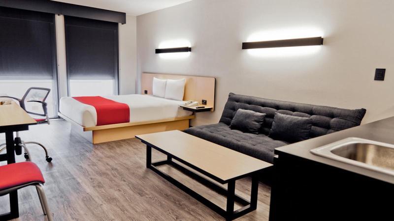 ซิตี้ เอ็กซ์เพรส พลัส เลออน เซนโตร เดอ กอนเบนซิโอเนส Hotel ภายนอก รูปภาพ