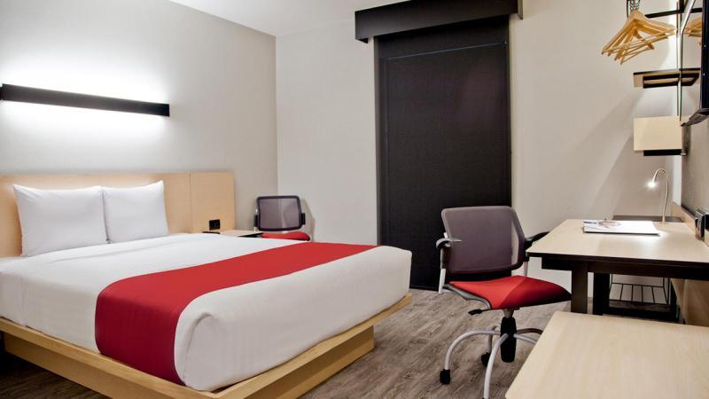 ซิตี้ เอ็กซ์เพรส พลัส เลออน เซนโตร เดอ กอนเบนซิโอเนส Hotel ภายนอก รูปภาพ